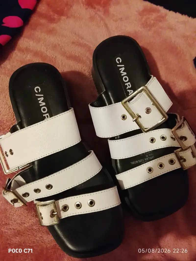 Sandalias blancas con hebillas numero 35 C/MORA
