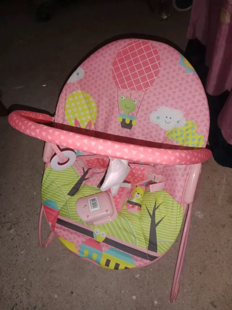 Silla mecedora para bebé con diseño colorido