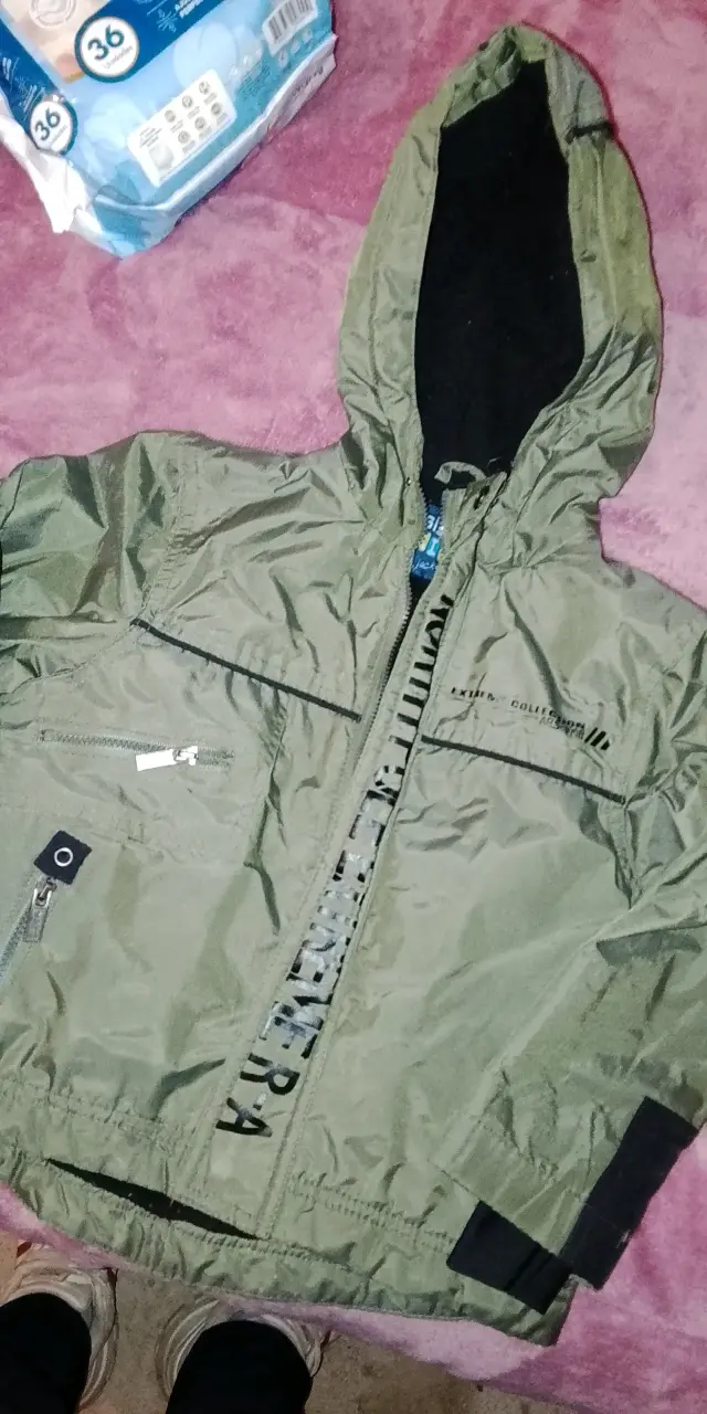 Chaqueta verde con capucha para niño