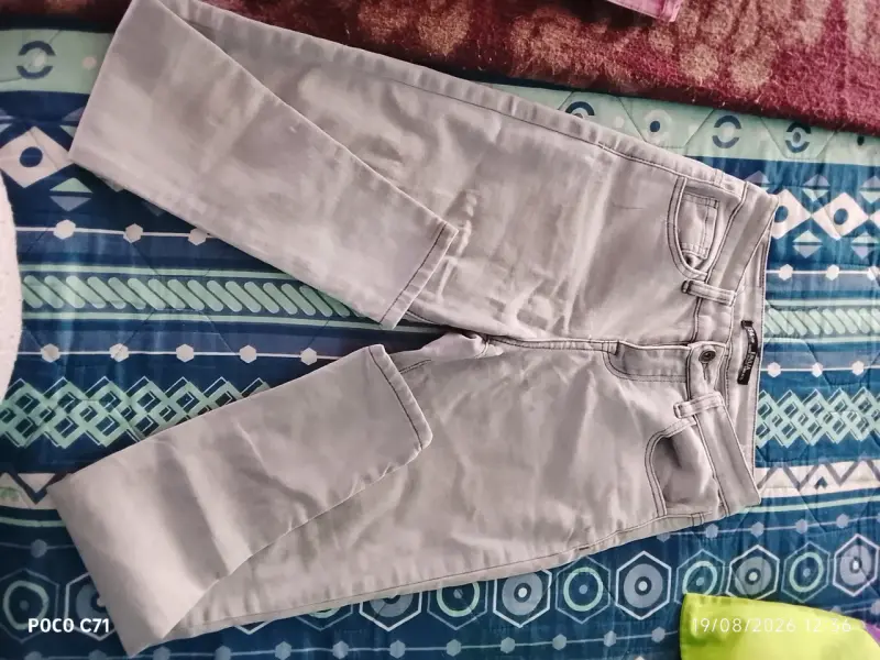 Pantalones de mezclilla grises para mujer