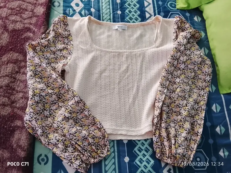 Blusa Twist con mangas abullonadas floreadas