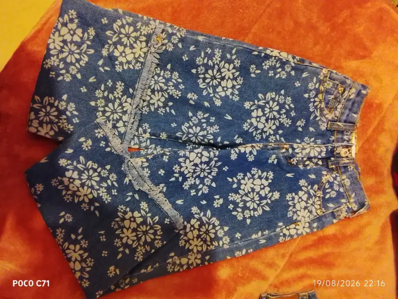 Jeans de mezclilla con estampado floral