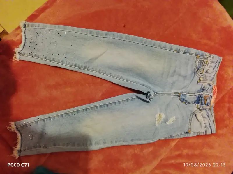 Jeans de mezclilla azul con detalles brillantes para niña