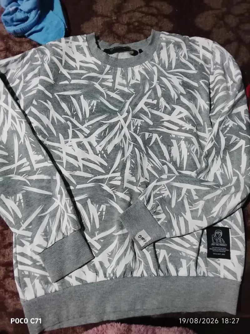Polerón gris con diseño de hojas blancas