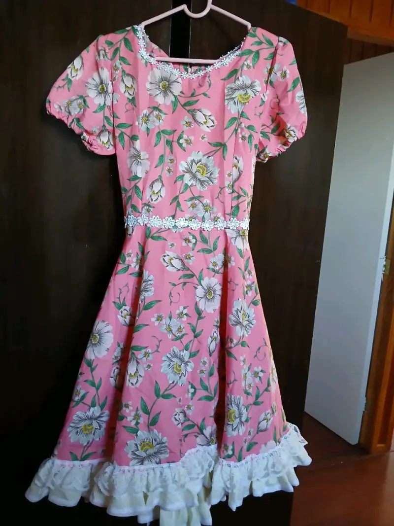 Vestido floral rosa con encaje blanco - 1