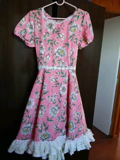 Vestido floral rosa con encaje blanco - miniatura 1