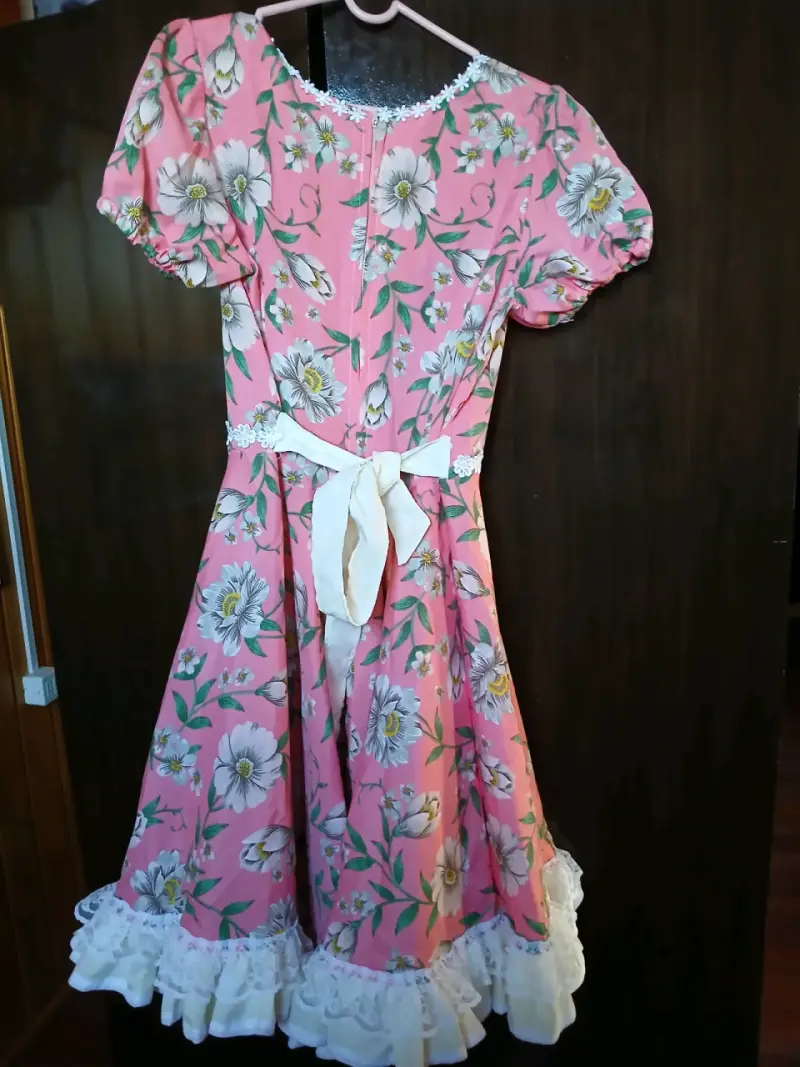 Vestido floral rosa con encaje blanco - 2