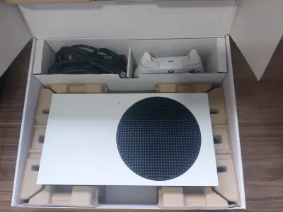 Consola Xbox Series S con Control y Cables - miniatura 4