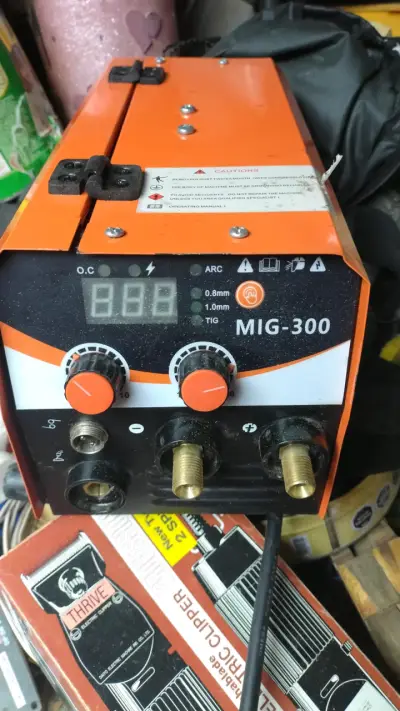 Soldadora MIG-300 profesional con pantalla digital - miniatura 2