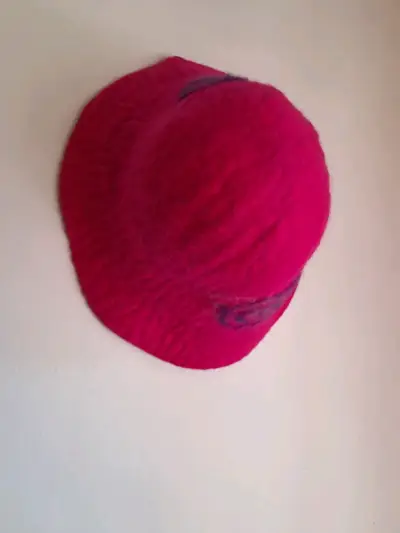 Sombrero de lana fucsia con diseño espiral - miniatura 1
