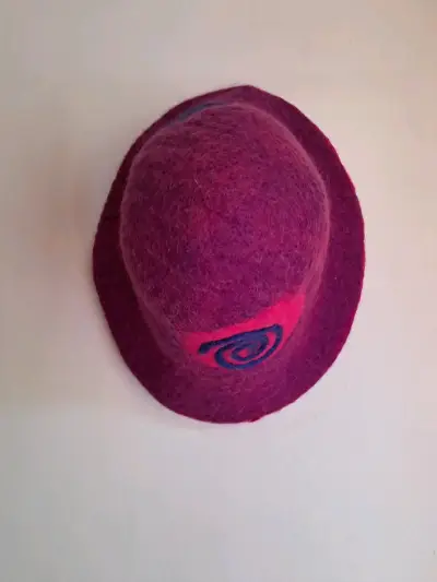 Sombrero de lana fucsia con diseño espiral - miniatura 3