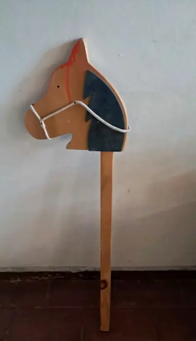 Caballo de palo de madera para niños - miniatura 1