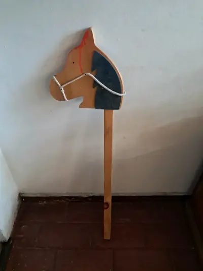 Caballo de palo de madera para niños - miniatura 2