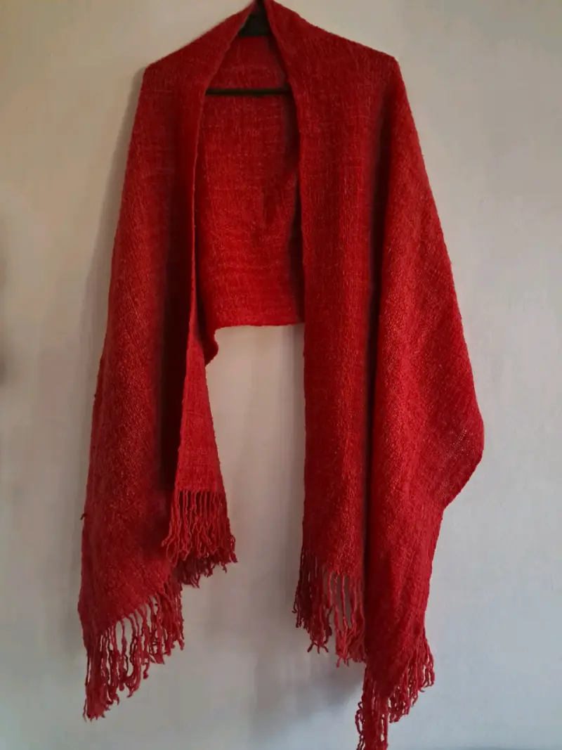 Chal tejido rojo con flecos elegante - 2