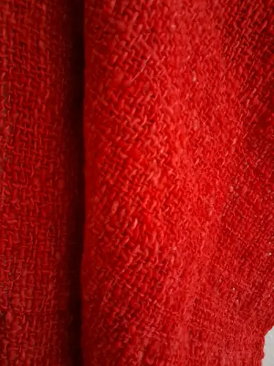 Chal tejido rojo con flecos elegante - miniatura 3