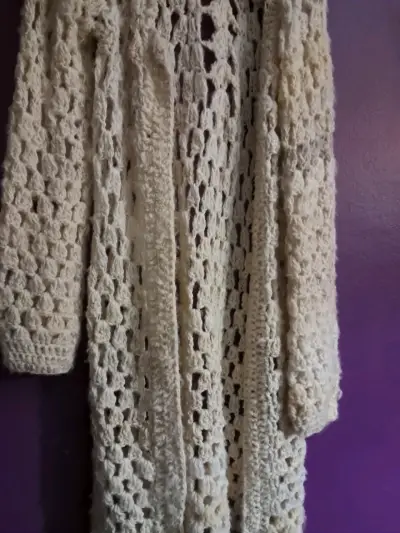 Abrigo tejido a crochet color crema - miniatura 1