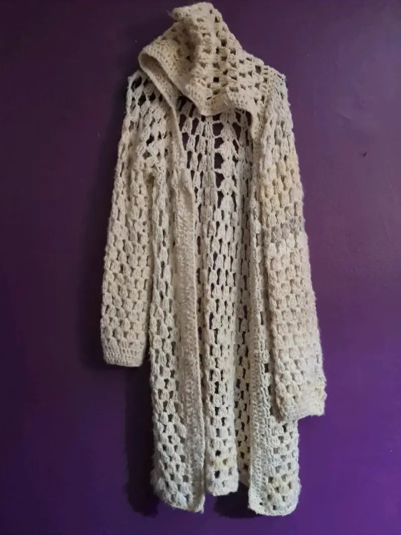 Abrigo tejido a crochet color crema - 2