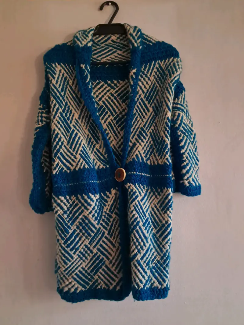 Abrigo de lana tejido a mano azul y blanco - 1