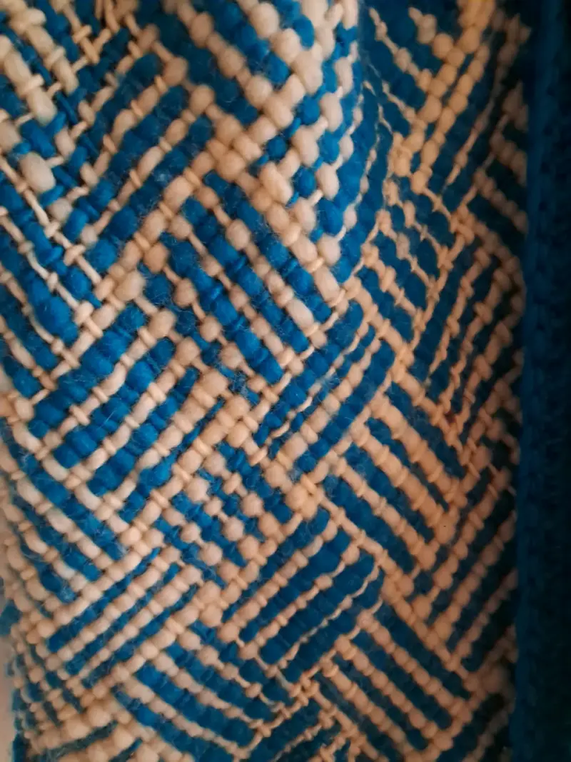 Abrigo de lana tejido a mano azul y blanco - 2