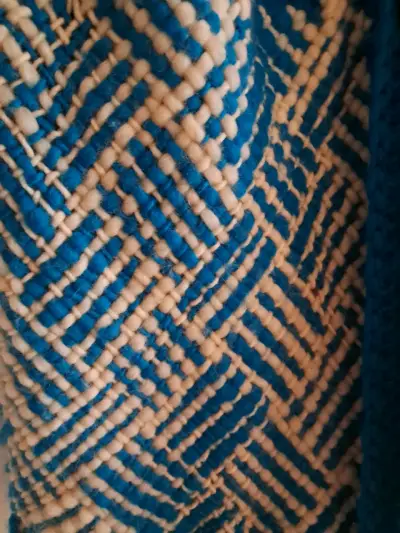 Abrigo de lana tejido a mano azul y blanco - miniatura 2