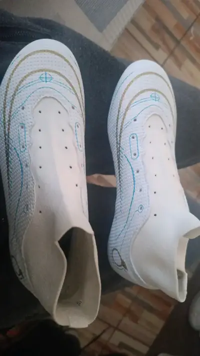 Botines de fútbol blancos con diseño moderno - miniatura 1