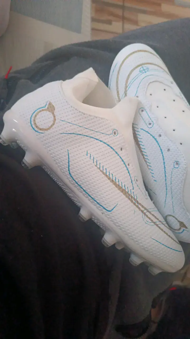 Botines de fútbol blancos con diseño moderno - 2