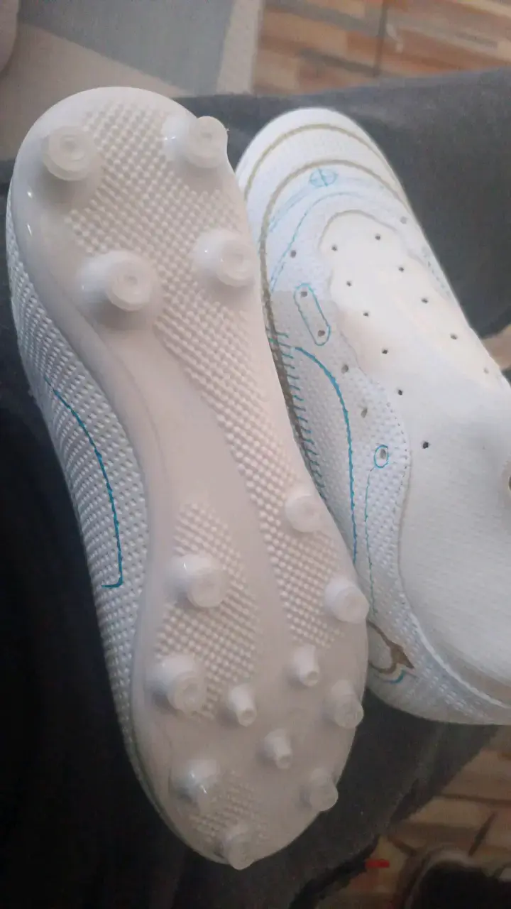 Botines de fútbol blancos con diseño moderno - 3