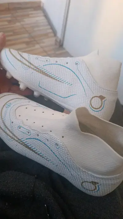 Botines de fútbol blancos con diseño moderno - miniatura 4