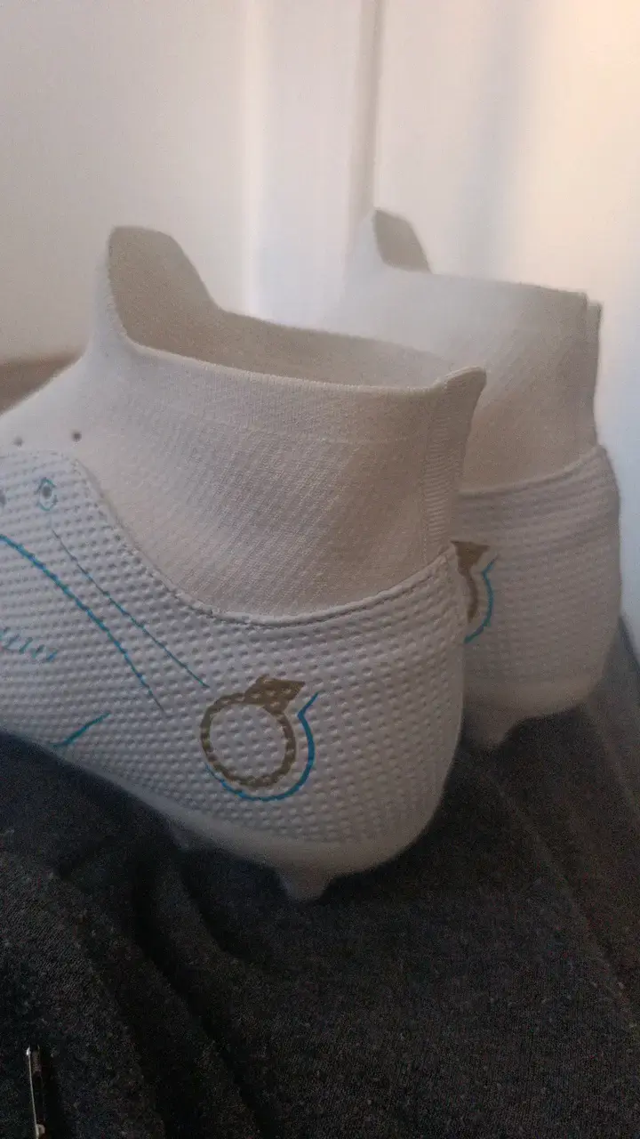 Botines de fútbol blancos con diseño moderno - 5
