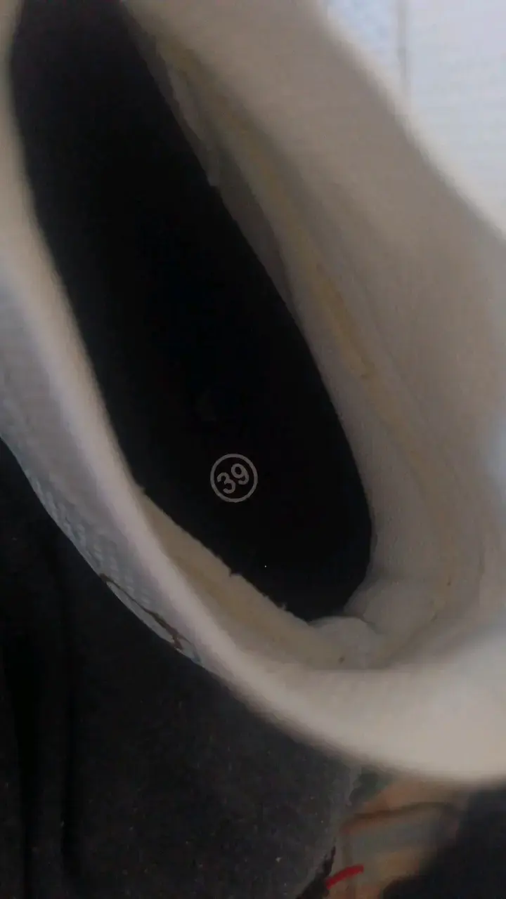 Botines de fútbol blancos con diseño moderno - 6