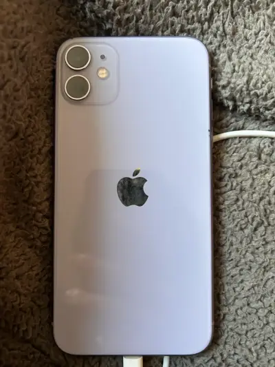 iPhone 11 en buen estado color lila - miniatura 1