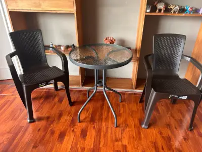 Juego de mesa y sillas de plástico para jardín - miniatura 1