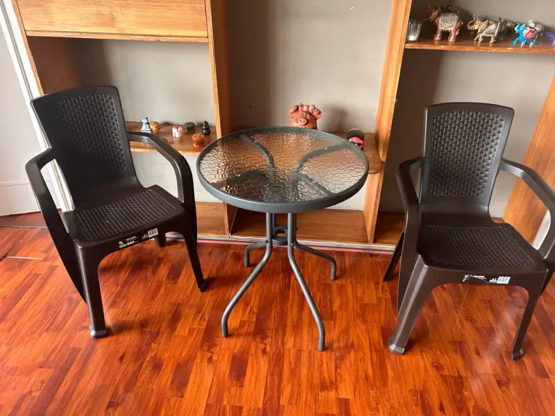 Juego de mesa y sillas de plástico para jardín - 2