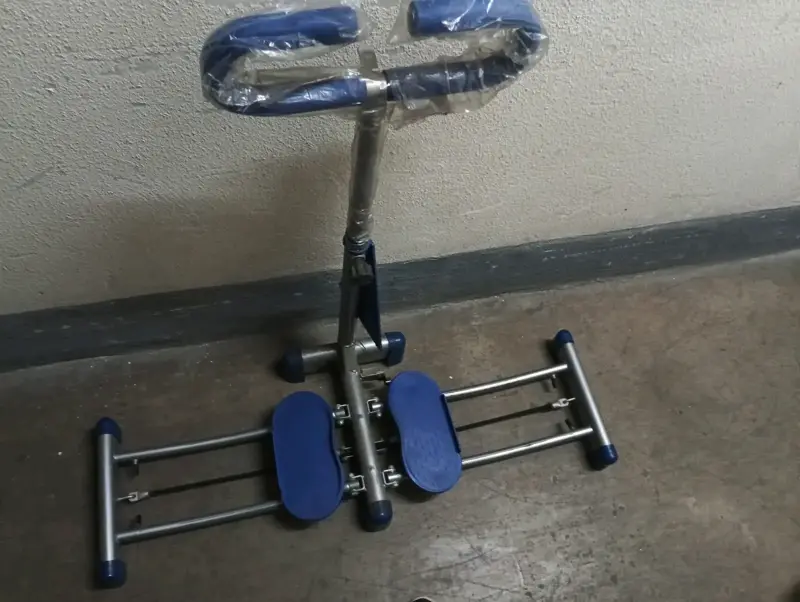 Máquina de ejercicios para piernas azul