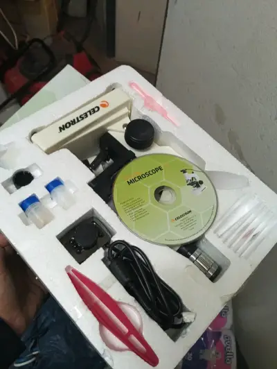 Microscopio digital Celestron 600x con kit completo - miniatura 2