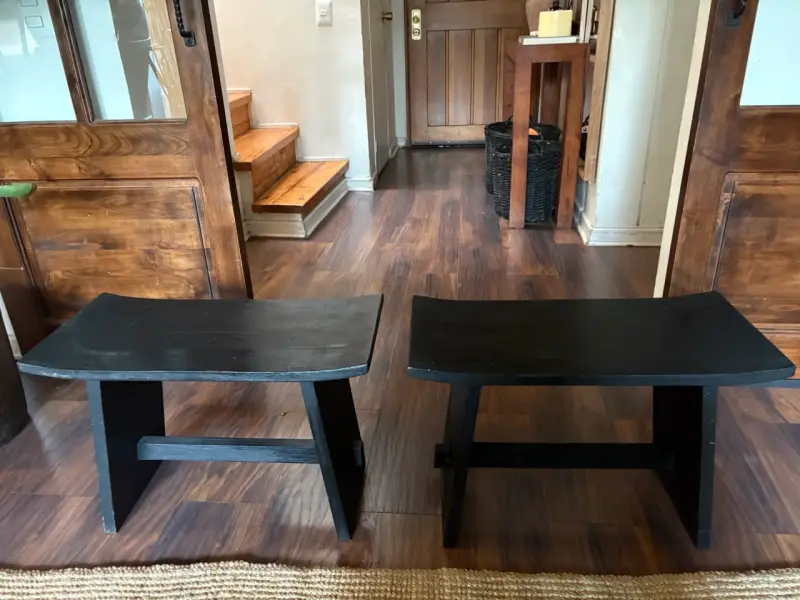 Bancos de madera negros - 1