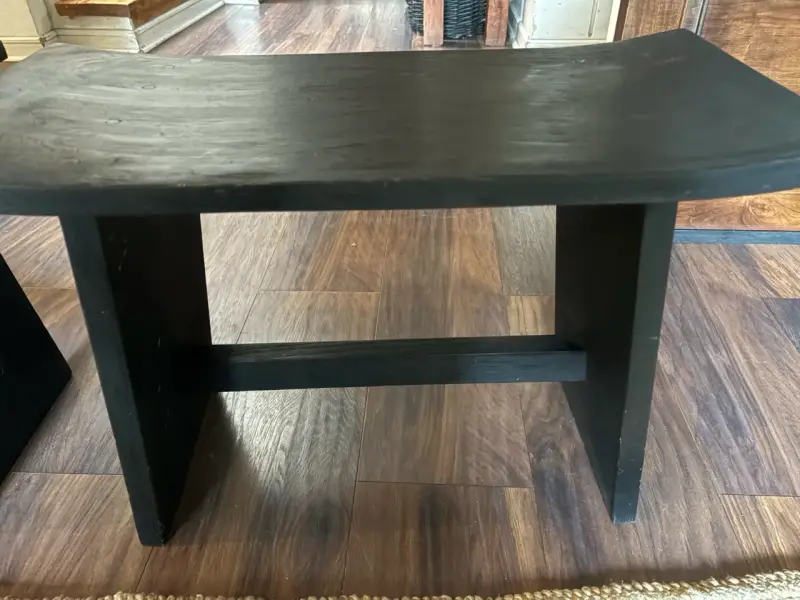 Bancos de madera negros - 2