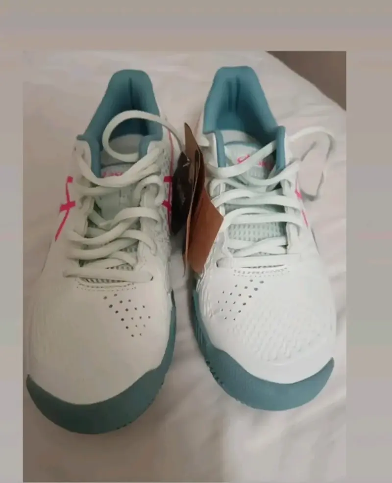 Zapatillas deportivas blancas con detalles celestes - 1