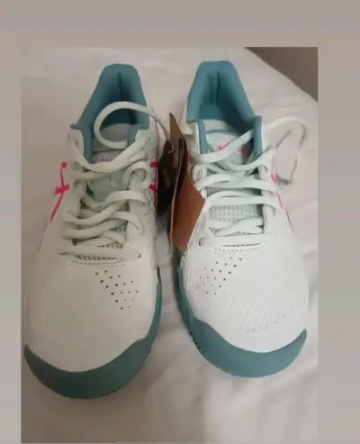 Zapatillas deportivas blancas con detalles celestes - miniatura 1