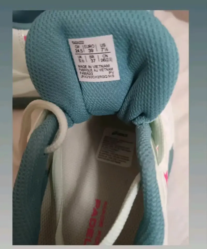 Zapatillas deportivas blancas con detalles celestes - 2