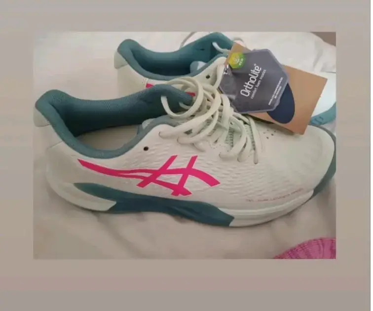 Zapatillas deportivas blancas con detalles celestes - 3