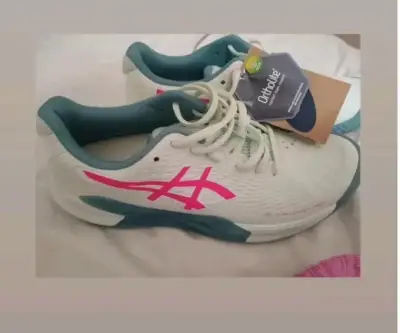 Zapatillas deportivas blancas con detalles celestes - miniatura 3