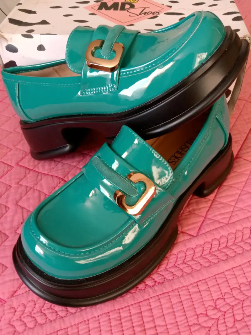 Zapatos de charol verde con hebilla dorada