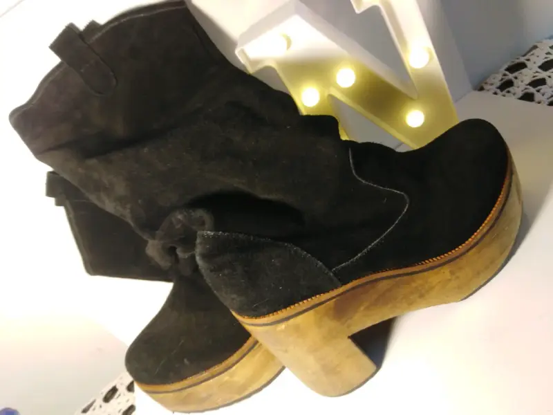Botas negras de gamuza con plataforma de madera