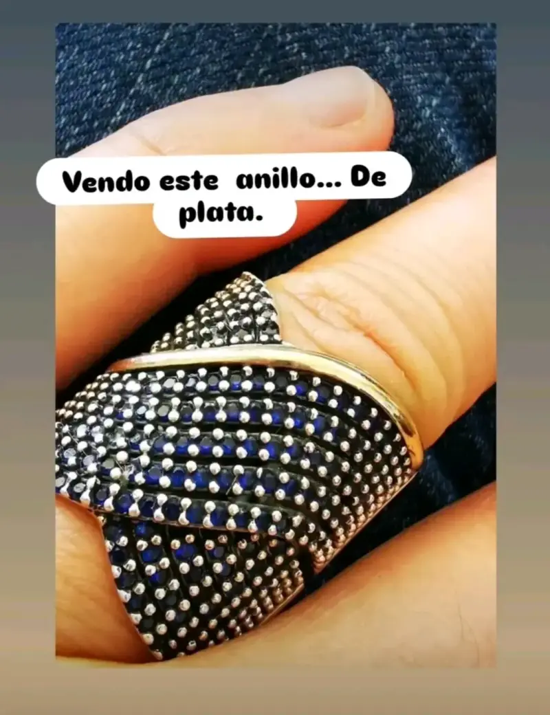Anillo de plata con detalles en azul