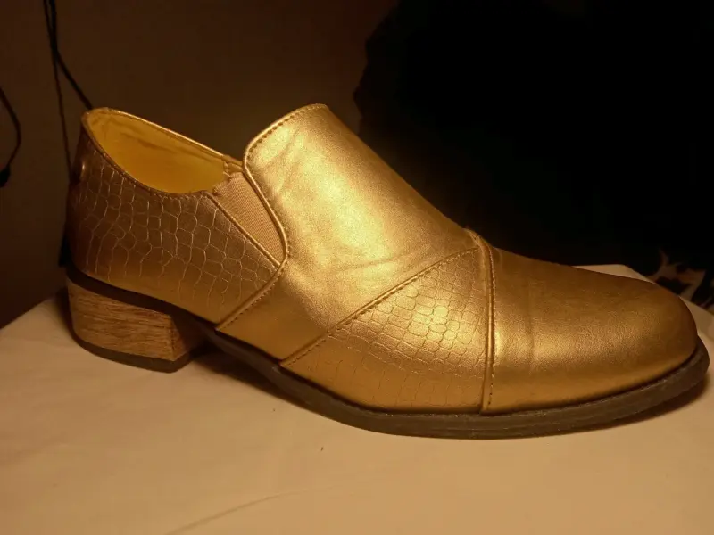 Zapato dorado de cuero sintético con tacón bajo