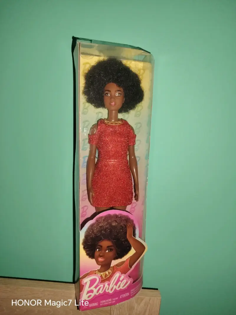 Muñeca Barbie con vestido rojo brillante