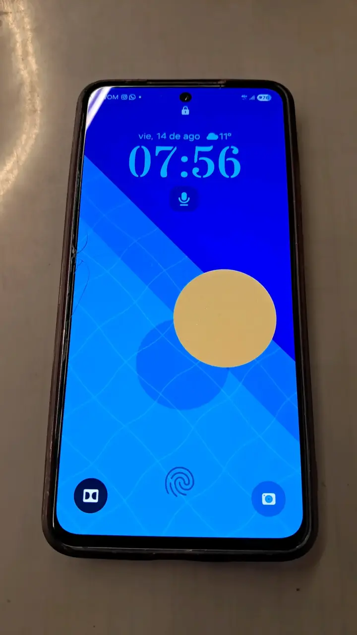 Smartphone con pantalla dañada y desgaste - 1