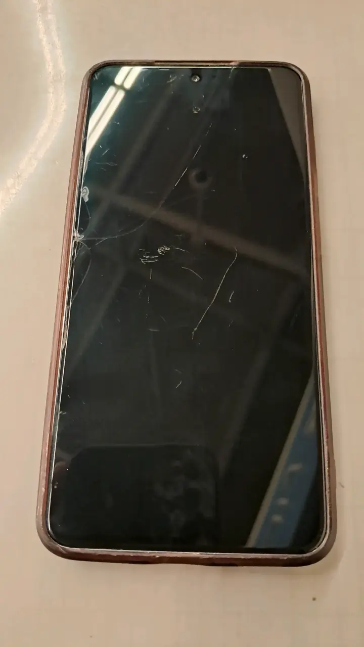 Smartphone con pantalla dañada y desgaste - 2