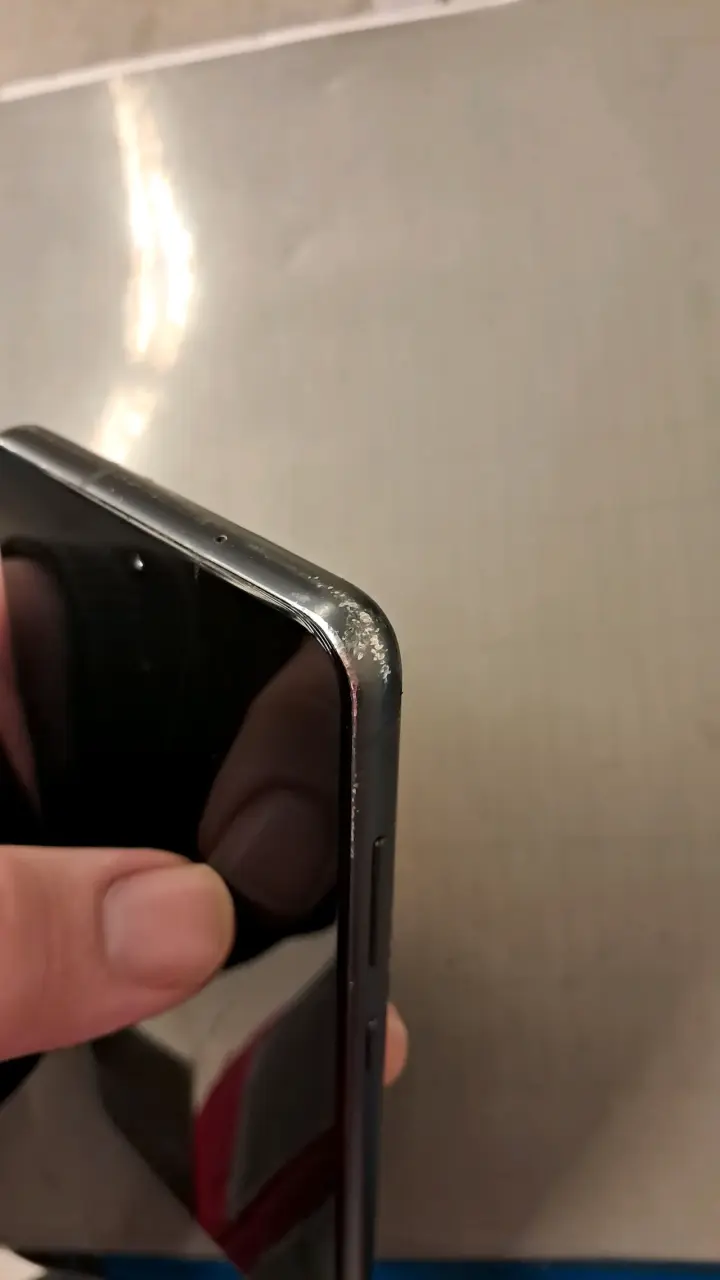 Smartphone con pantalla dañada y desgaste - 3